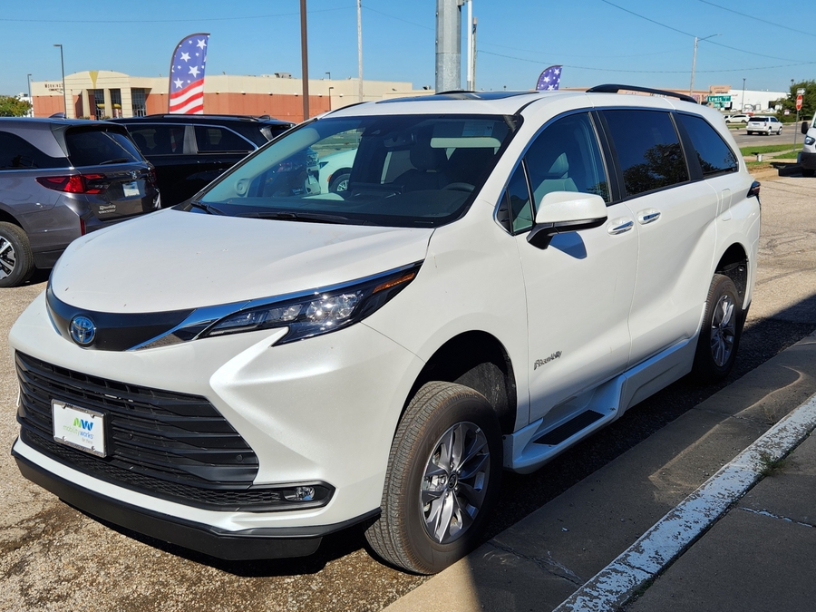 White Toyota Sienna image number 5
