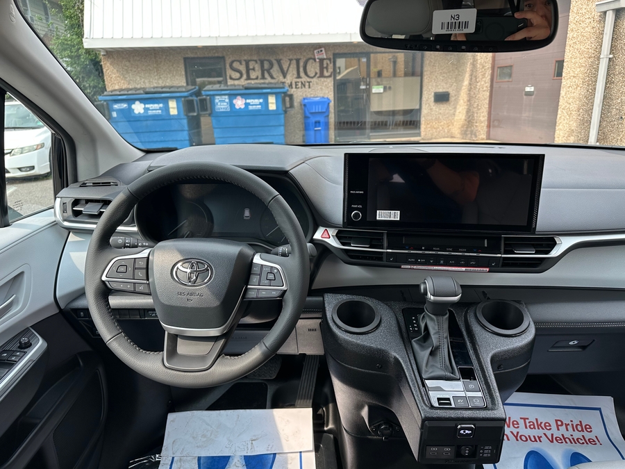 Black Toyota Sienna image number 5