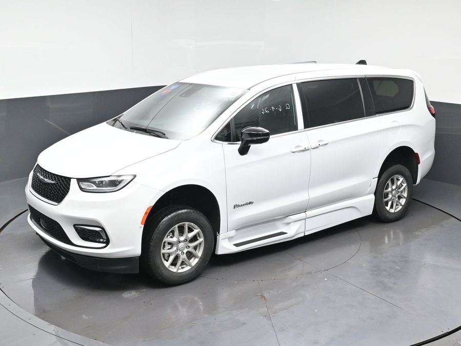 White Chrysler Pacifica image number 22