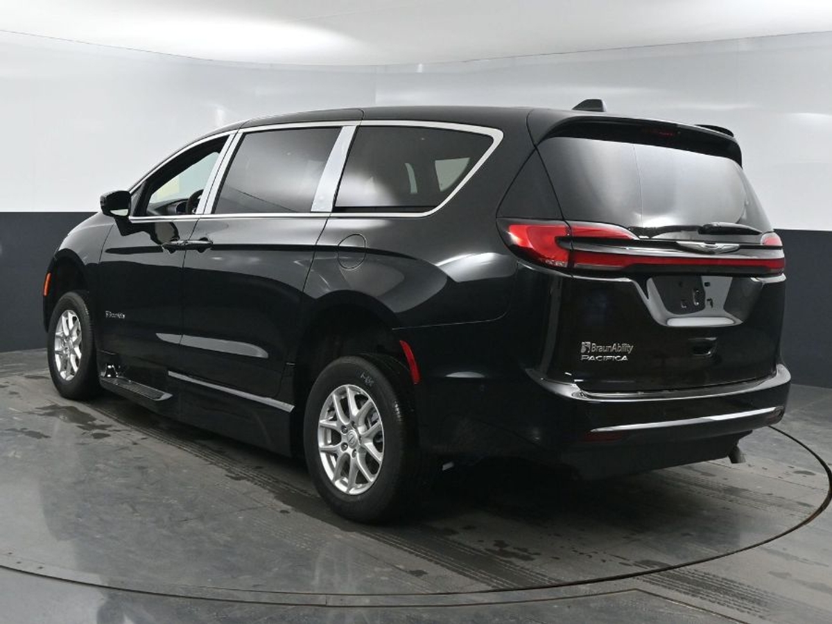 Black Chrysler Pacifica image number 4