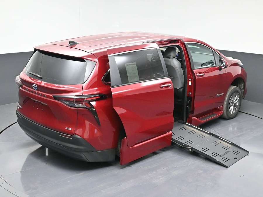 New 2025 Toyota Sienna Hybrid XLE Base - BraunAbility Side Entry Entry Fold Out Automatic Ramp