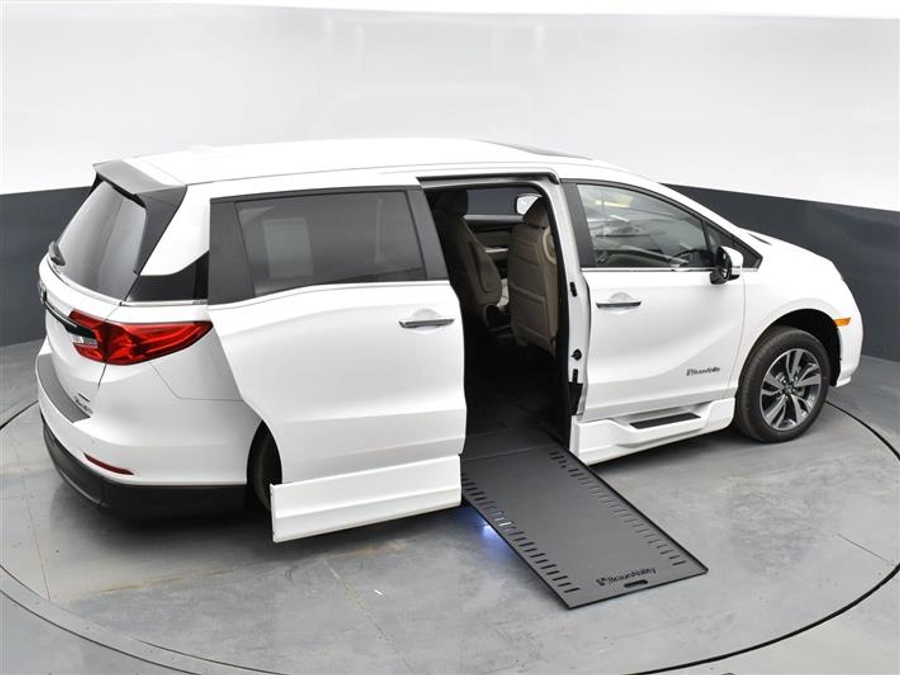 New 2026 Honda Odyssey Touring - BraunAbility Side Entry In Floor Automatic Ramp