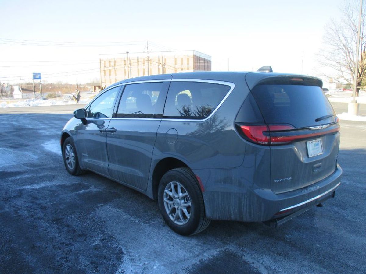 Grey Chrysler Pacifica image number 3