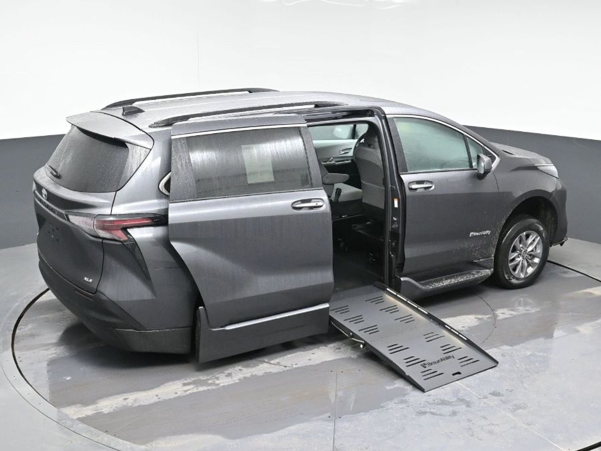 2025 TOYOTA SIENNA - Image 26