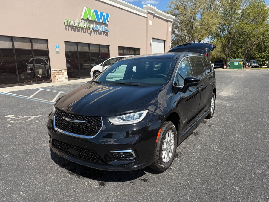 Black Chrysler Pacifica image number 4