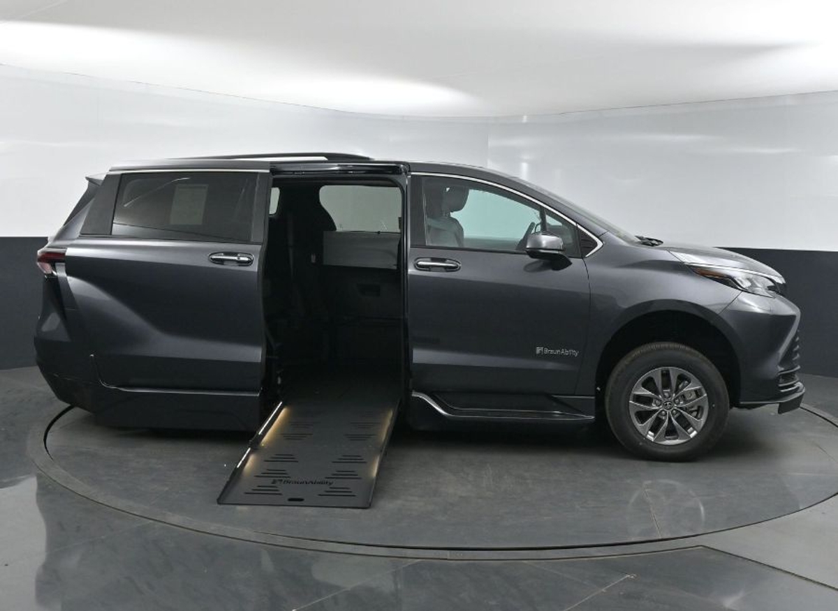 2025 TOYOTA SIENNA - Image 8