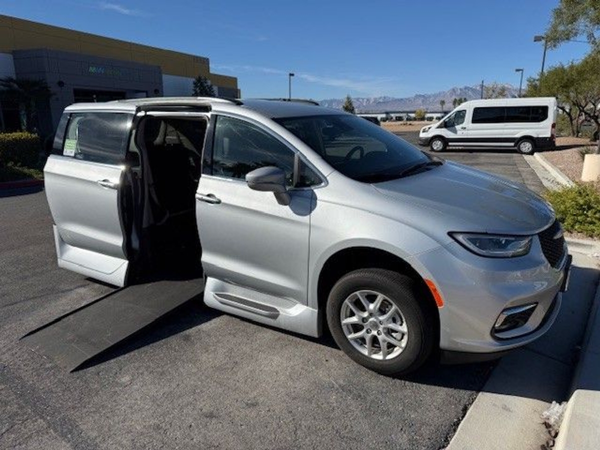 Silver Chrysler Pacifica image number 16