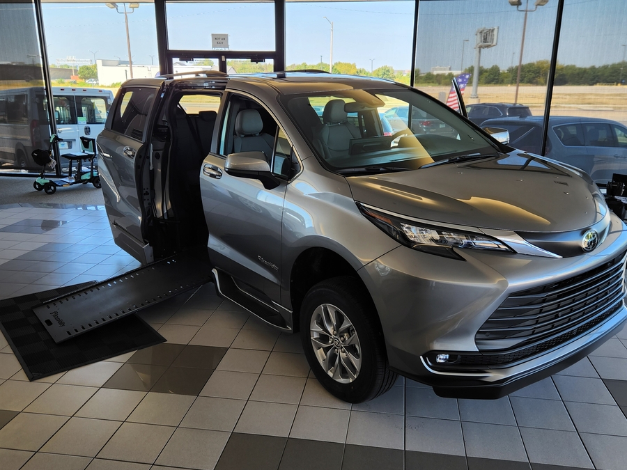 Grey Toyota Sienna image number 1