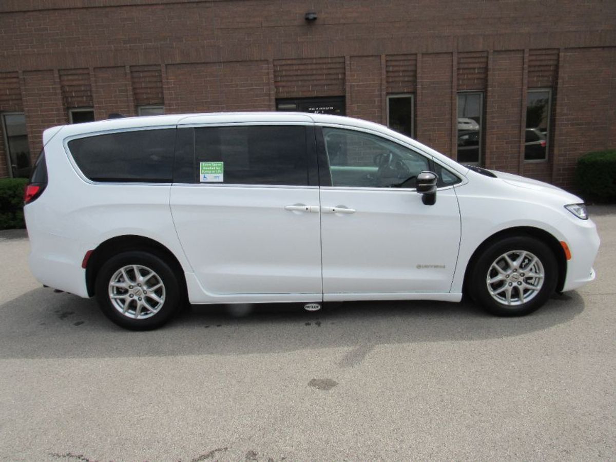White Chrysler Pacifica image number 5