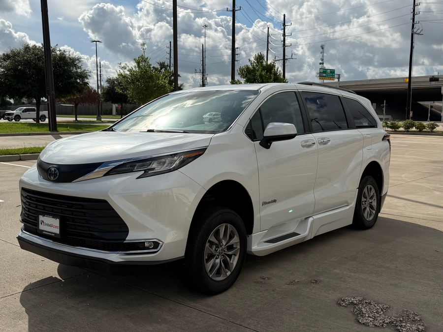 Used 2022 Toyota Sienna Hybrid XLE - BraunAbility Side Entry Fold Out Automatic Ramp