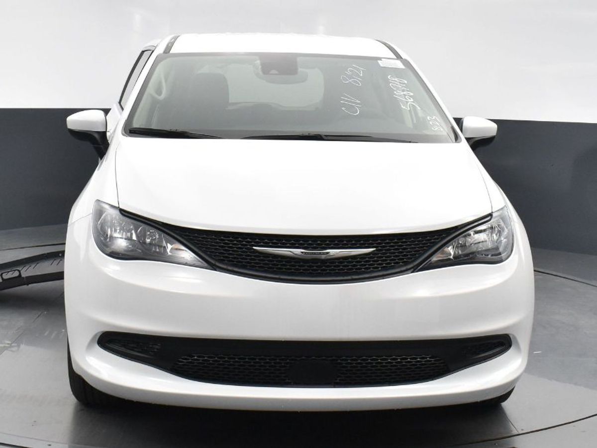 White Chrysler Voyager image number 7