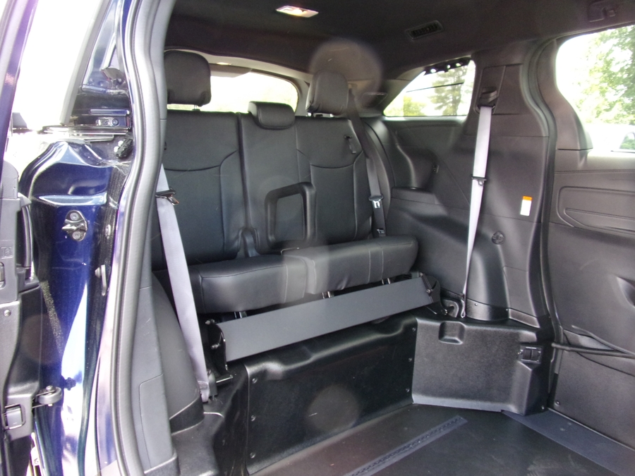 Blue Toyota Sienna image number 15