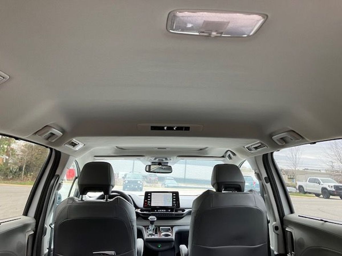 White Toyota Sienna image number 17