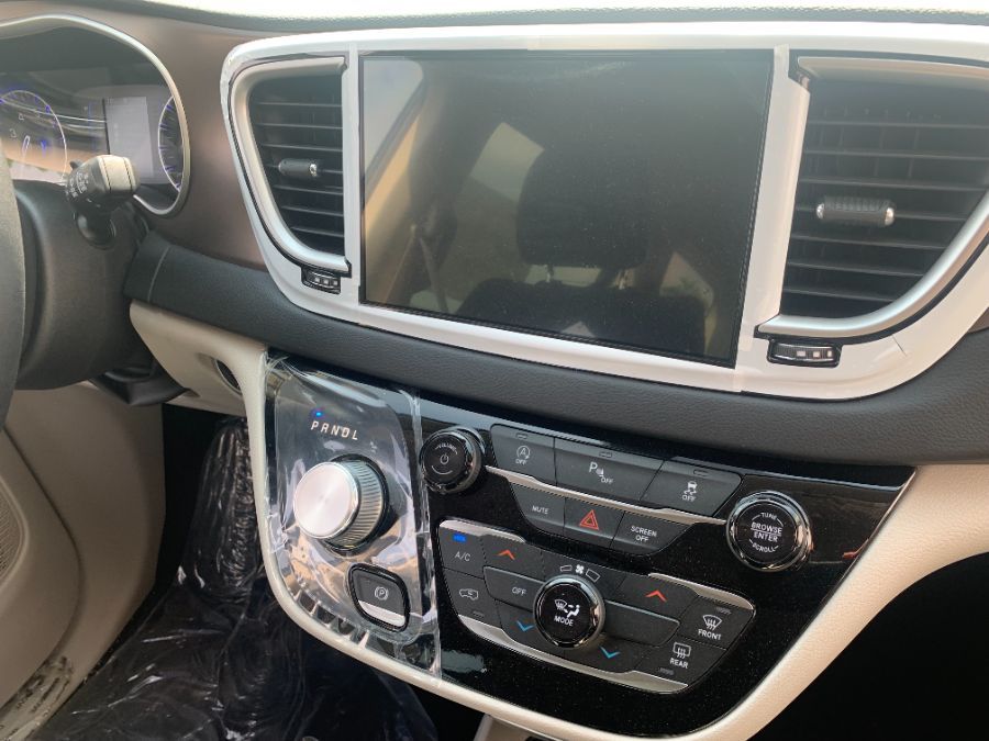 Grey Chrysler Voyager image number 3