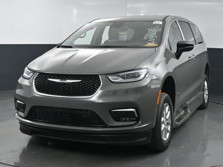 New 2025 Chrysler Pacifica Select Safety - BraunAbility Side Entry Entry Fold Out Automatic Ramp