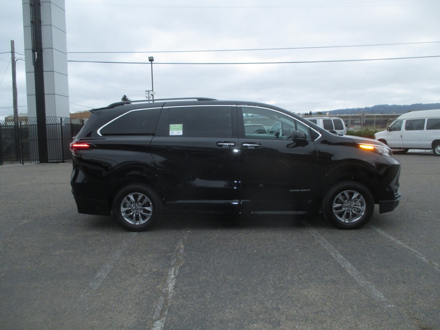 Black Toyota Sienna image number 6