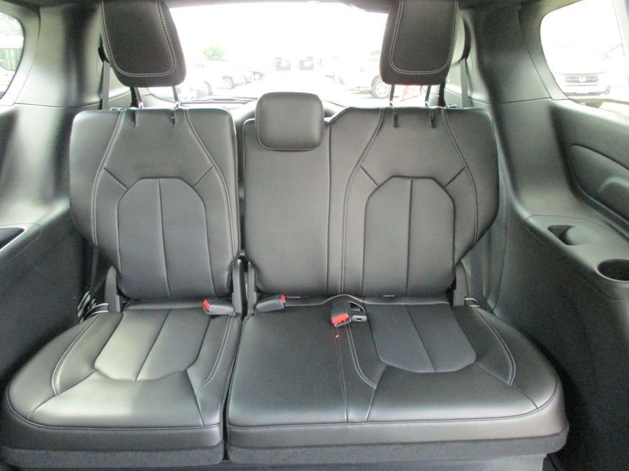Silver Chrysler Voyager image number 7