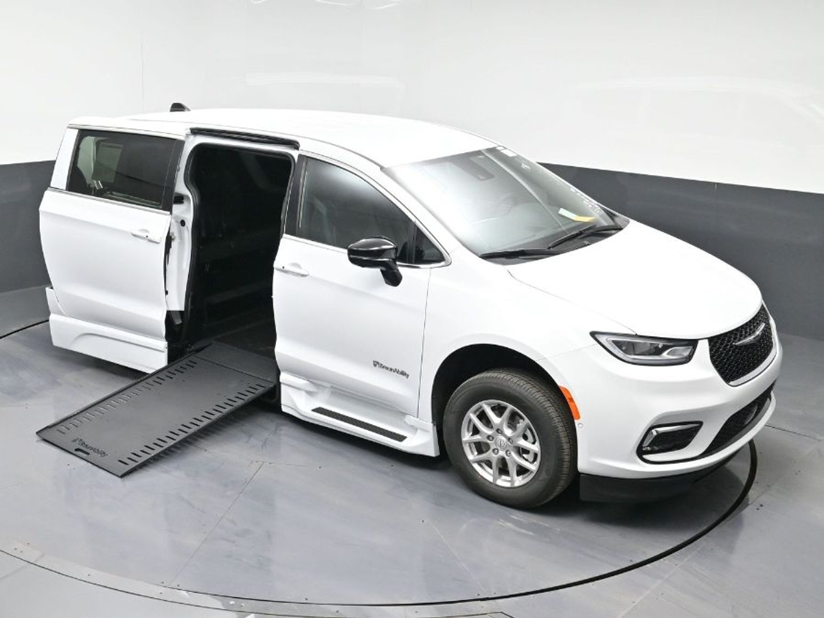 White Chrysler Pacifica image number 25