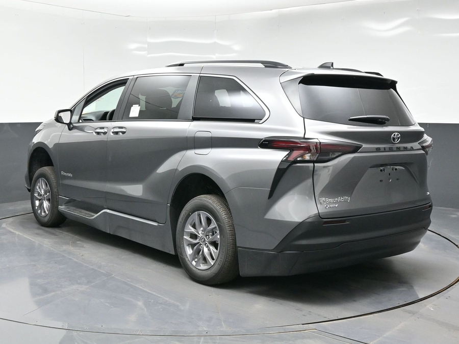 Grey Toyota Sienna image number 4