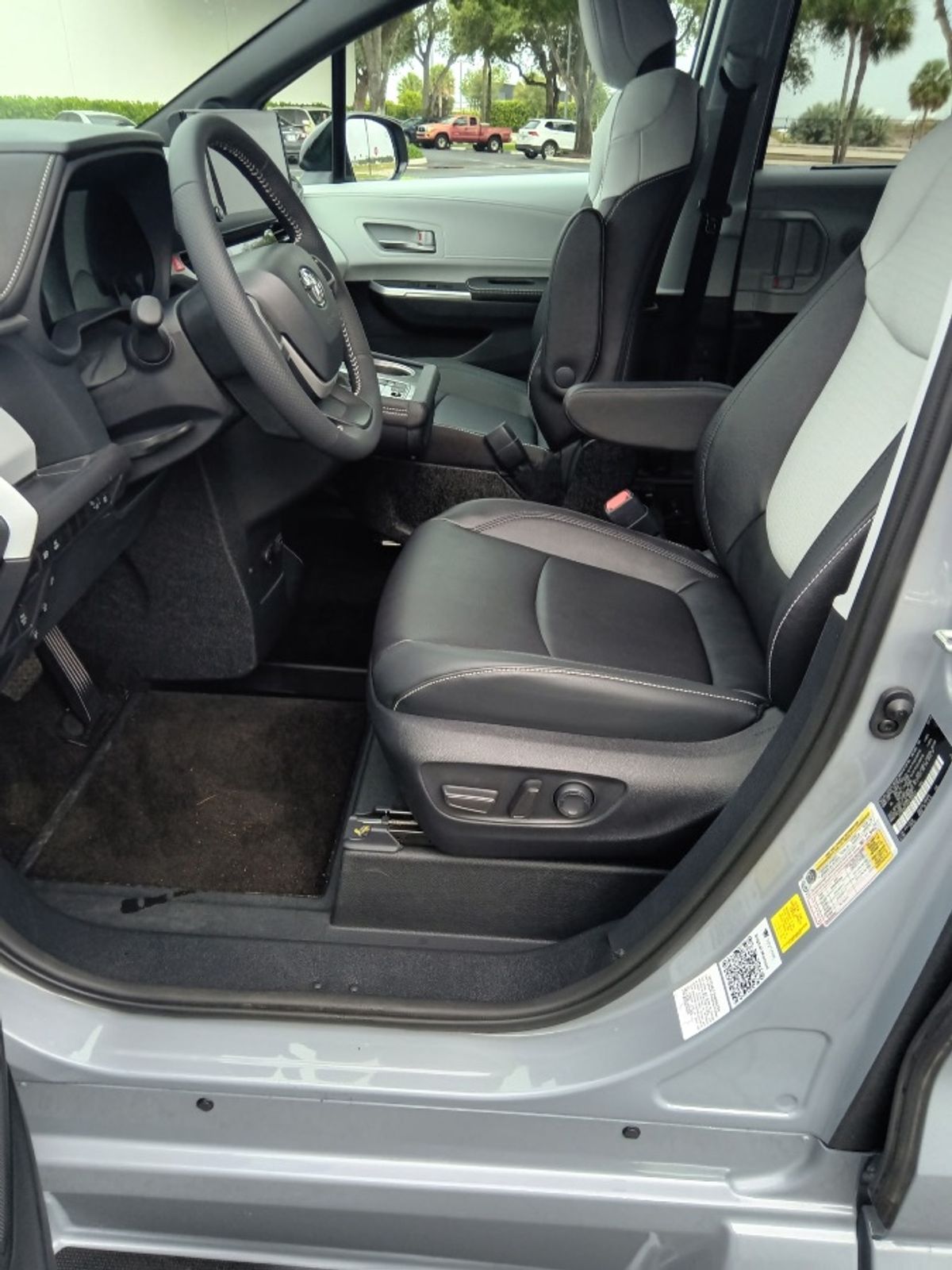 Grey Toyota Sienna image number 9