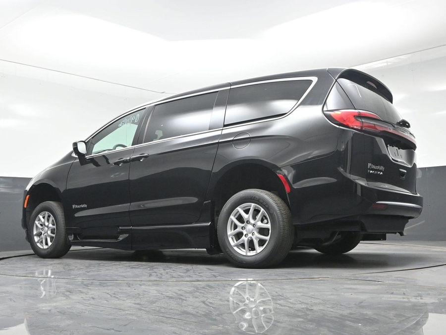 Black Chrysler Pacifica image number 18