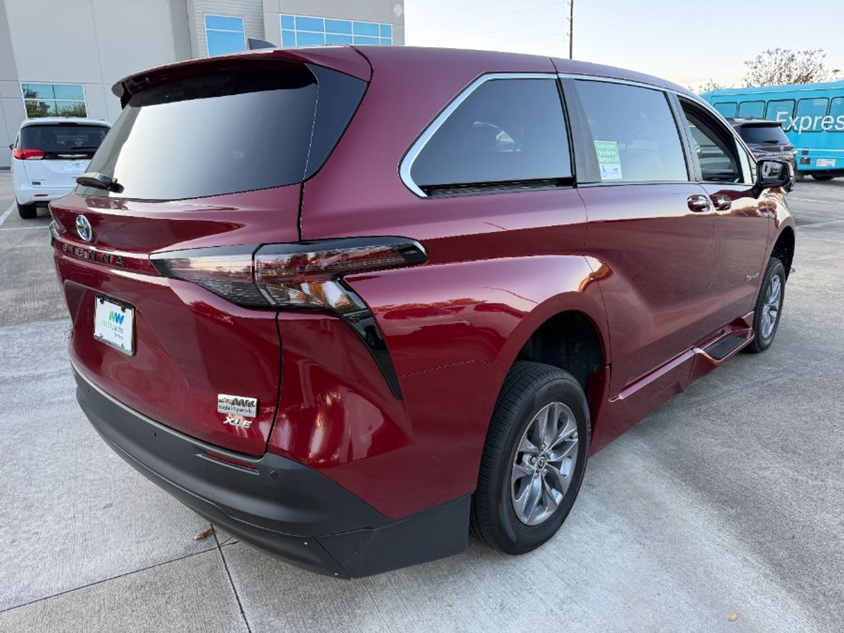2025 TOYOTA SIENNA - Image 3