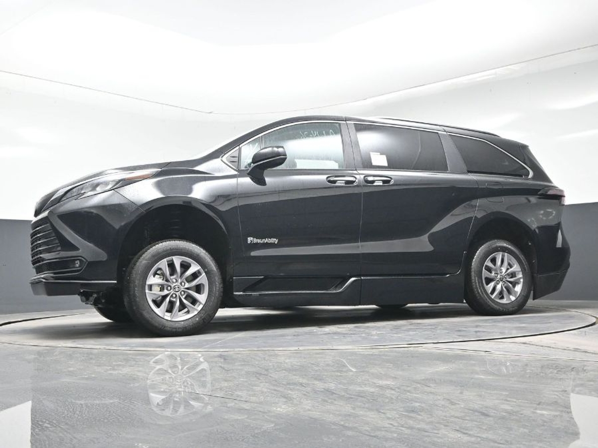 Black Toyota Sienna image number 23