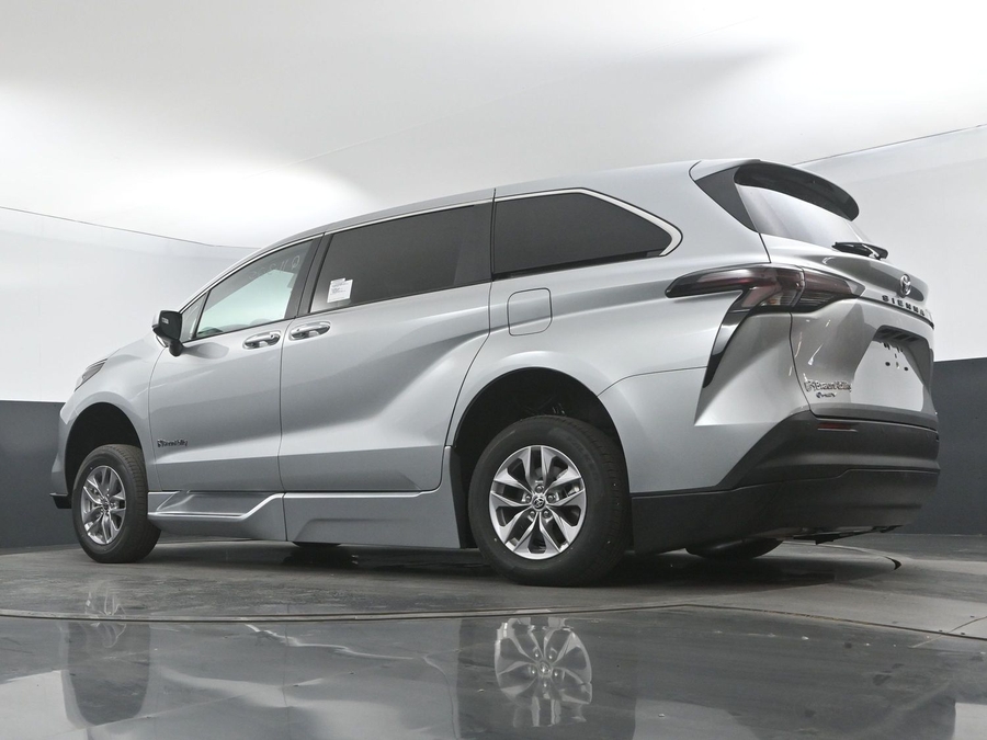 New 2025 Toyota Sienna Hybrid XLE Base - BraunAbility Side Entry Entry Fold Out Automatic Ramp