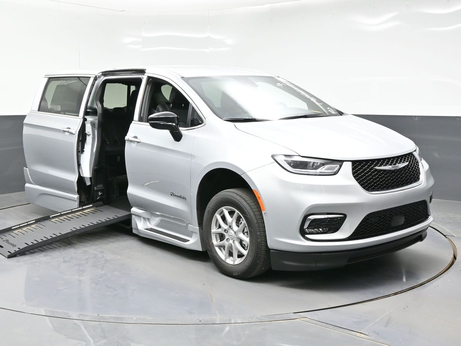 New 2026 Chrysler Pacifica Select Safety - BraunAbility Side Entry Entry Fold Out Automatic Ramp
