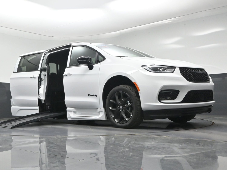 White Chrysler Pacifica image number 10