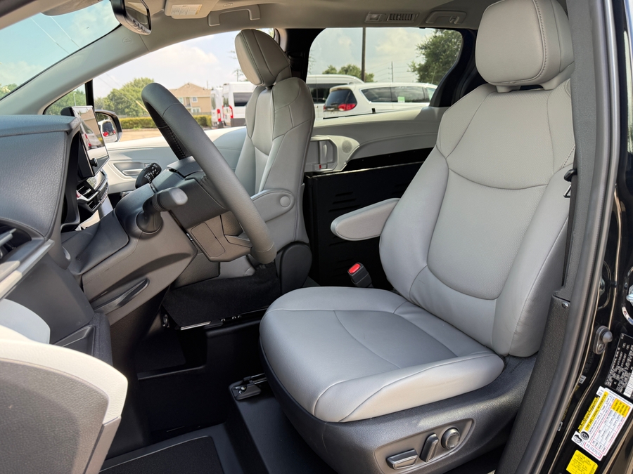 Black Toyota Sienna image number 9