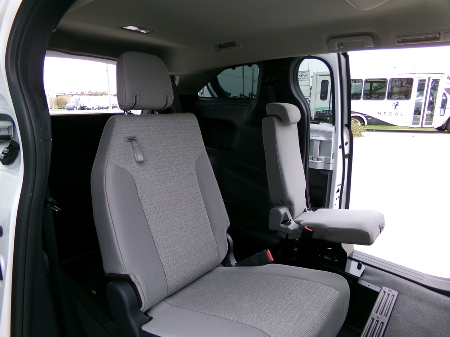 White Toyota Sienna image number 11