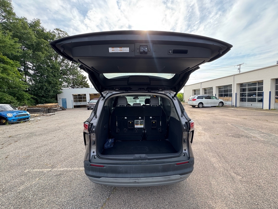 Grey Toyota Sienna image number 4