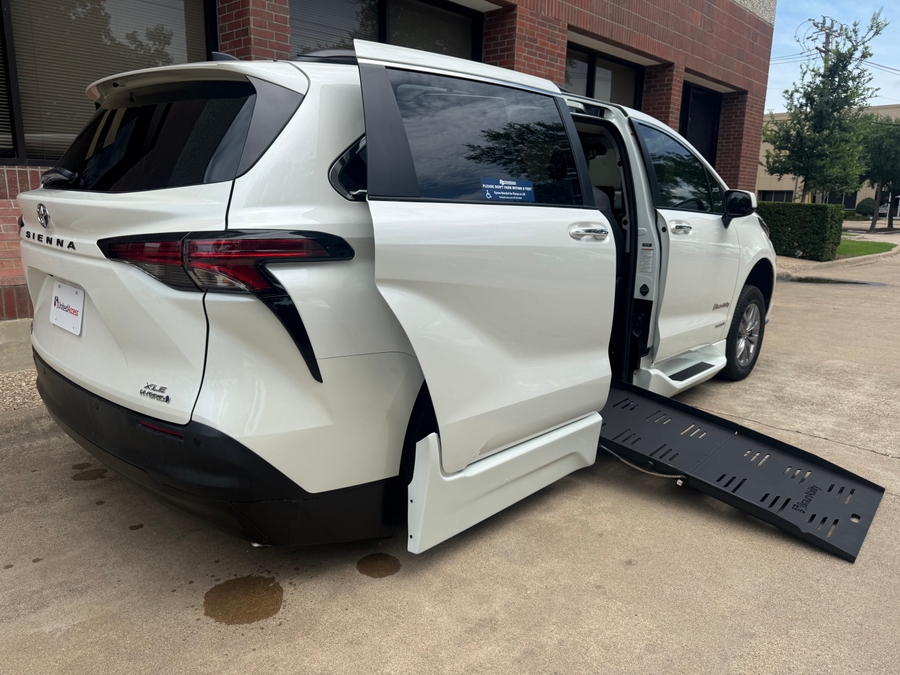 Used 2021 Toyota Sienna Hybrid XLE - BraunAbility Side Entry Entry Fold Out Automatic Ramp
