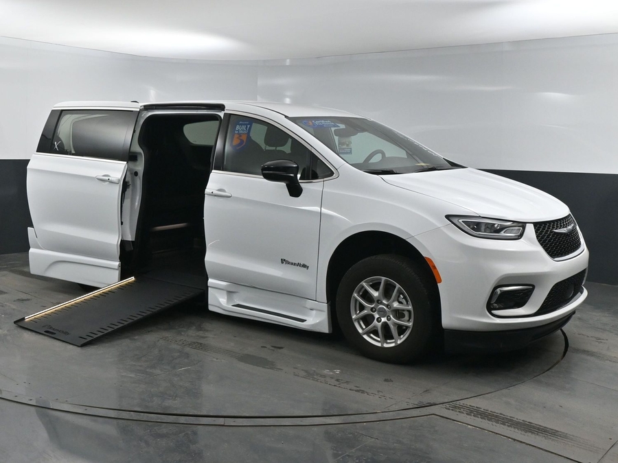 Used 2024 Chrysler Pacifica Touring-L - BraunAbility Side Entry Entry In Floor Automatic Ramp