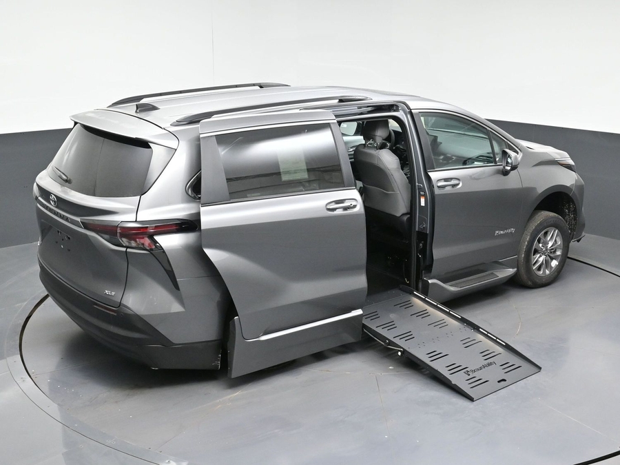 New 2026 Toyota Sienna Hybrid XLE Add - BraunAbility Side Entry Fold Out Automatic Ramp