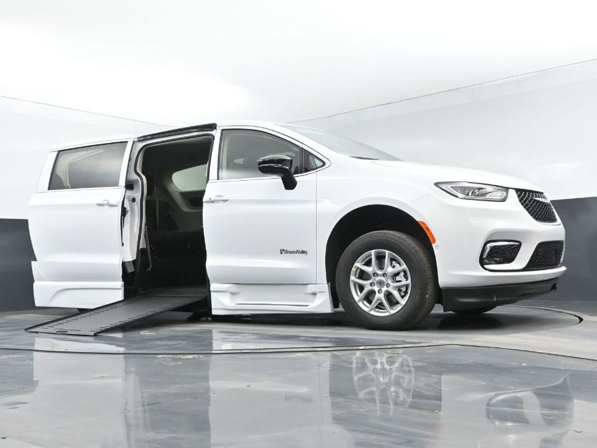 White Chrysler Pacifica image number 6