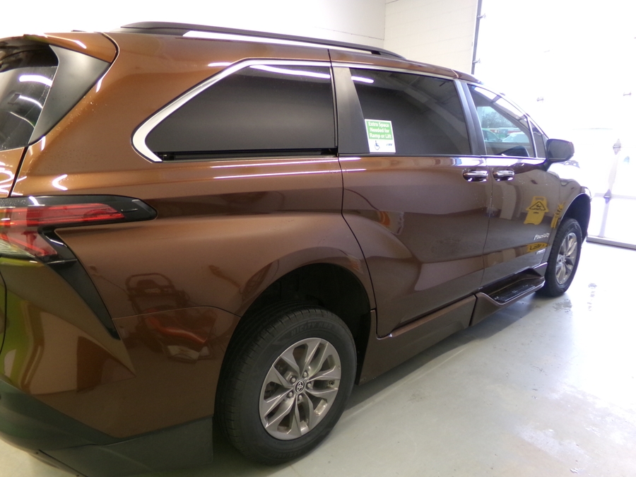 Orange Toyota Sienna image number 20