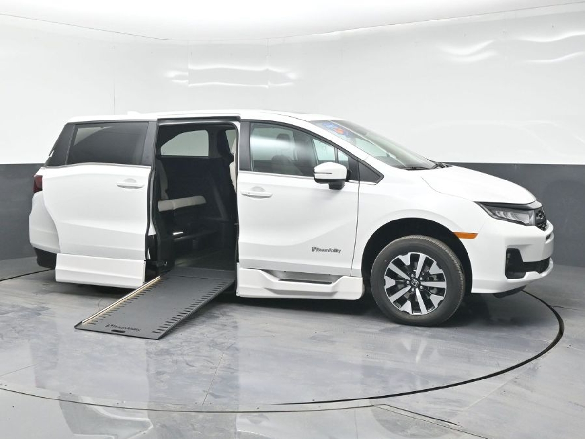 White Honda Odyssey with Side Entry Automatic In Floor ramp