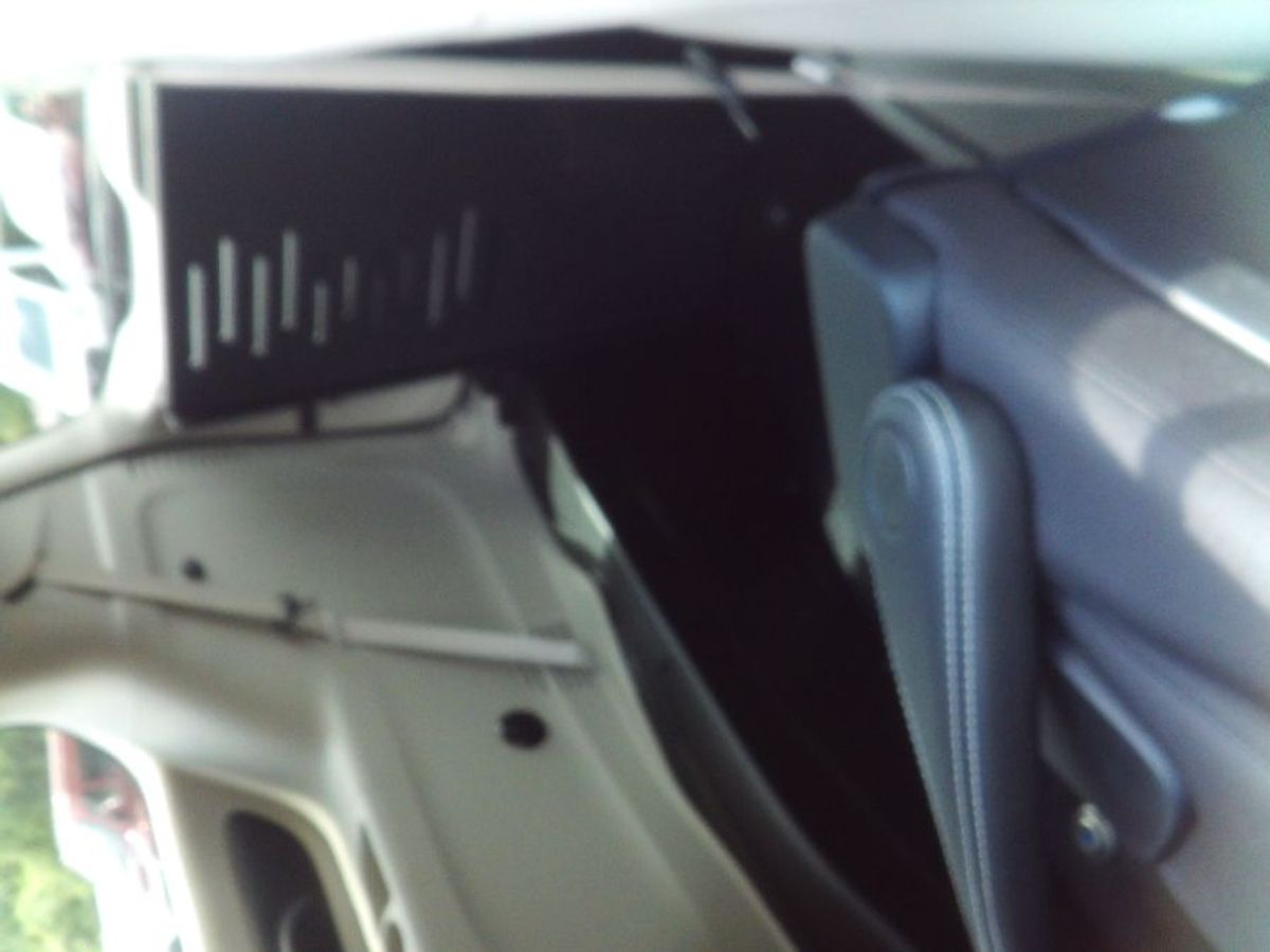 Silver Chrysler Voyager image number 31