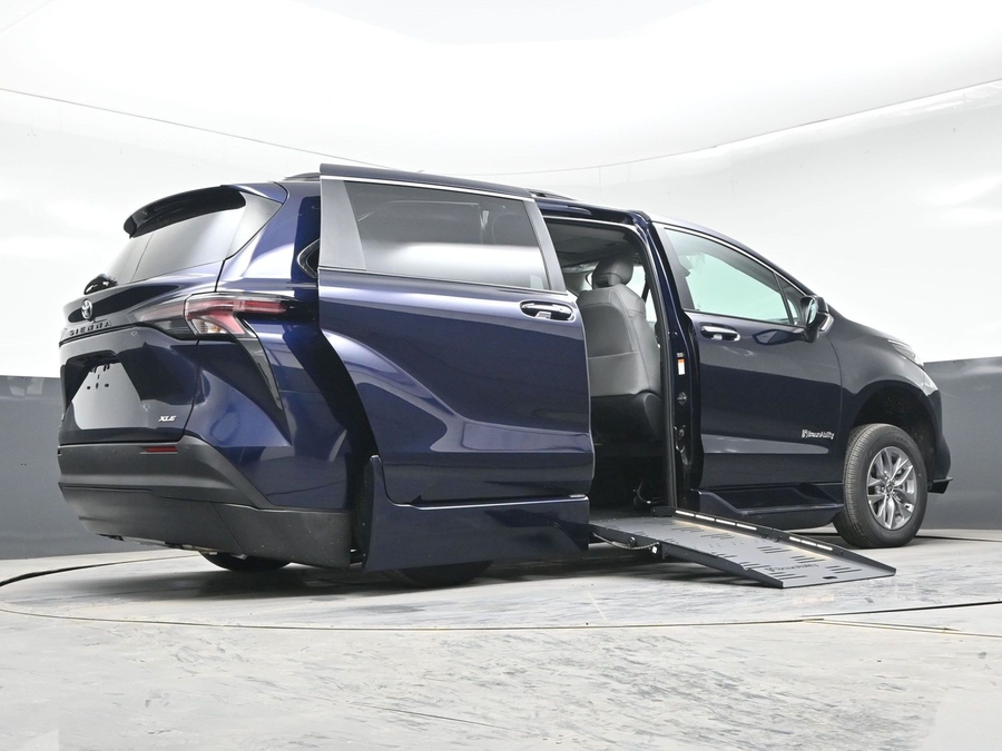 New 2026 Toyota Sienna Hybrid XLE Plus - BraunAbility Side Entry Entry Fold Out Automatic Ramp