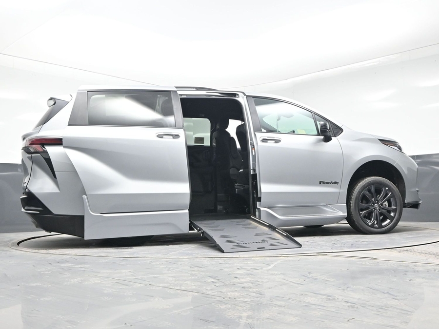 New 2025 Toyota Sienna Hybrid XSE Sport - BraunAbility Side Entry Entry Fold Out Automatic Ramp