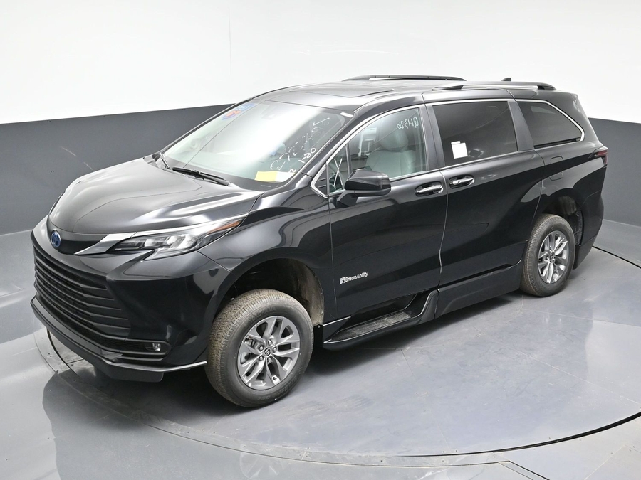 Black Toyota Sienna image number 23