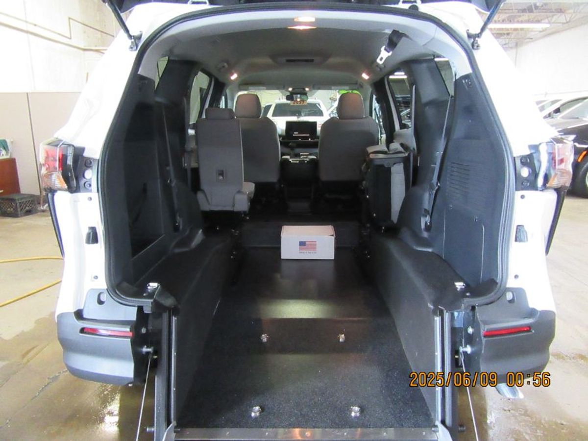 White Toyota Sienna image number 25