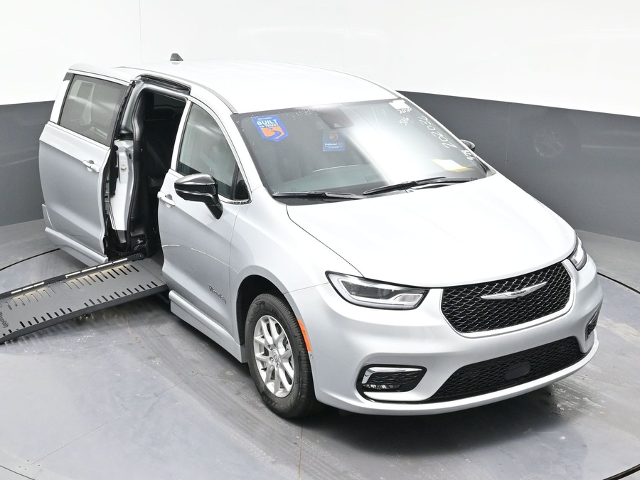 New 2026 Chrysler Pacifica Select Safety - BraunAbility Side Entry Entry Fold Out Automatic Ramp