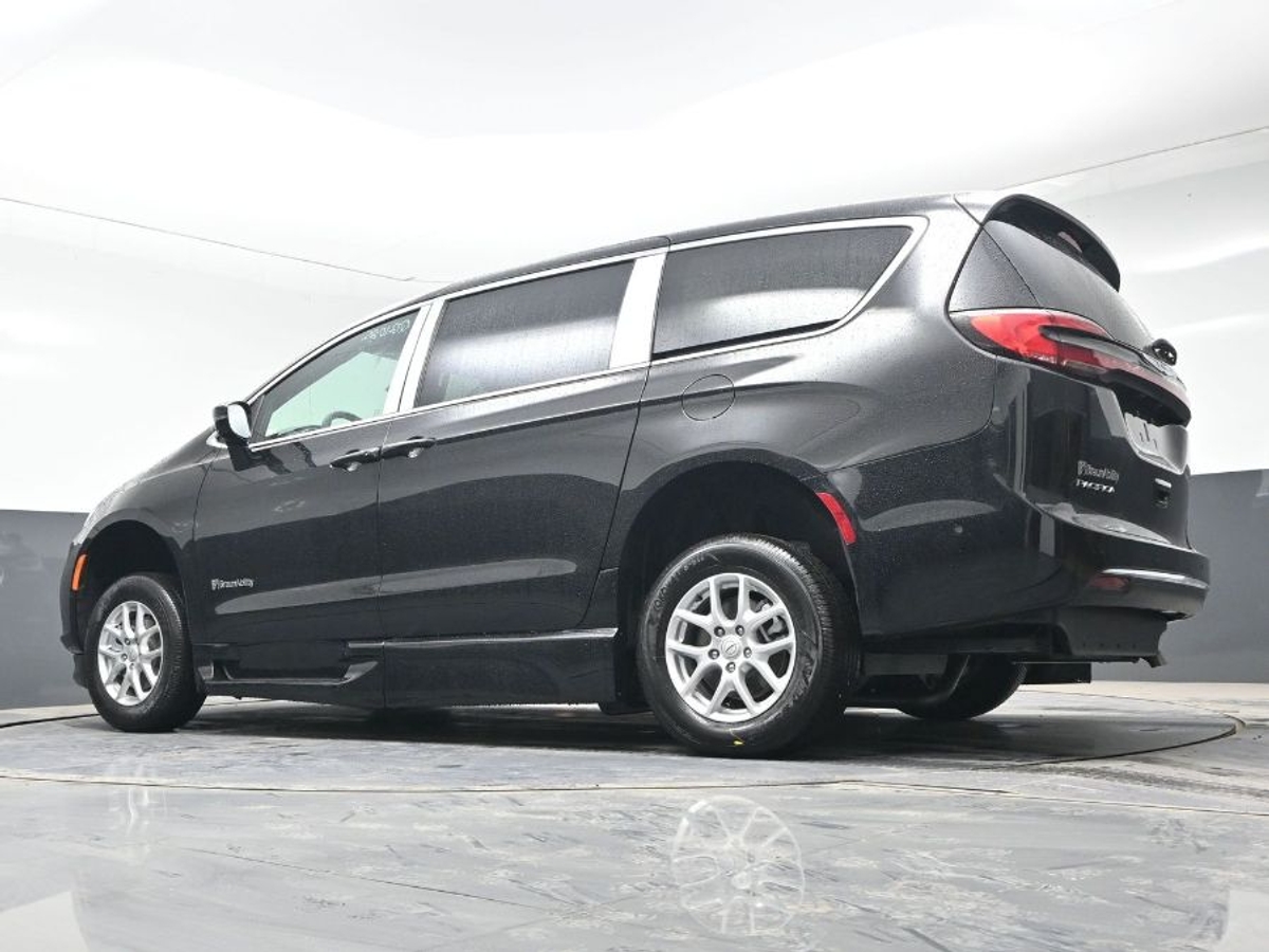 Black Chrysler Pacifica image number 17