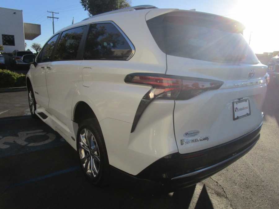 Used 2024 Toyota Sienna Hybrid Platinum - BraunAbility Side Entry Entry Fold Out Automatic Ramp