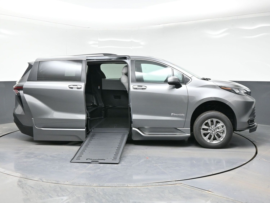 Grey Toyota Sienna image number 5