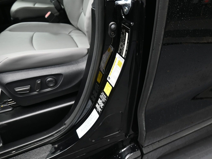 Black Toyota Sienna image number 13