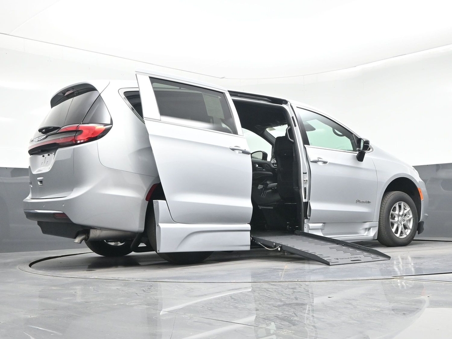 Silver Chrysler Pacifica image number 13